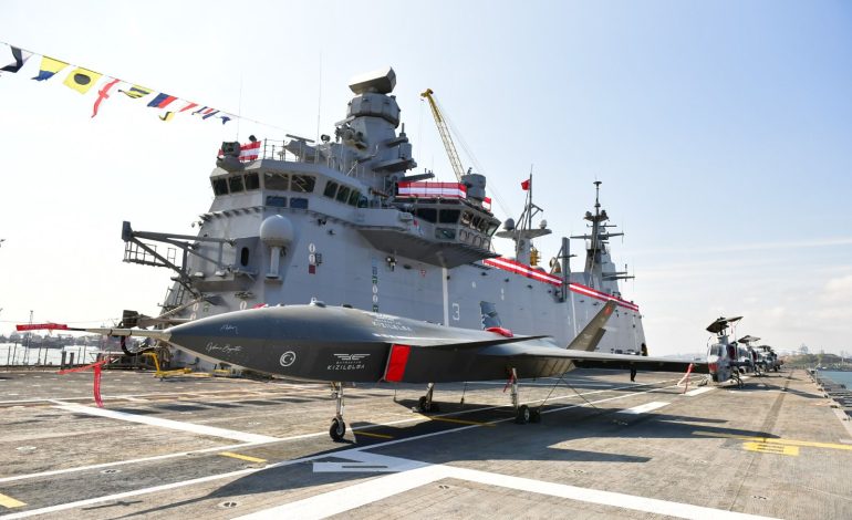 La Turquie inaugure le TCG Anadolu, son premier navire porte-drones