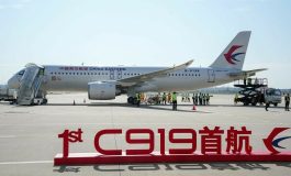 Le C919, premier avion de ligne de conception chinoise décolle pour son vol commercial inaugural