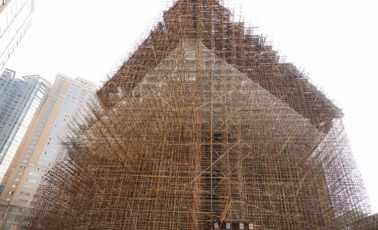 Des échafaudages en bambou pour construire les gratte-ciels à Hong Kong
