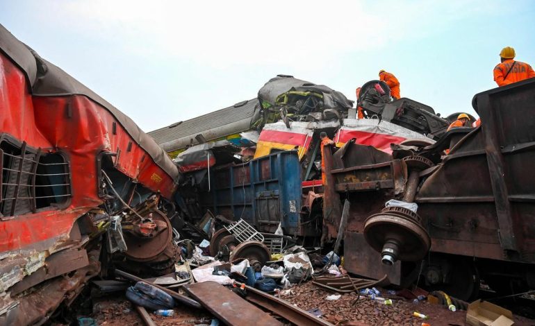 Le bilan de la collision entre deux trains indiens approche les 300 morts et 850 blessés
