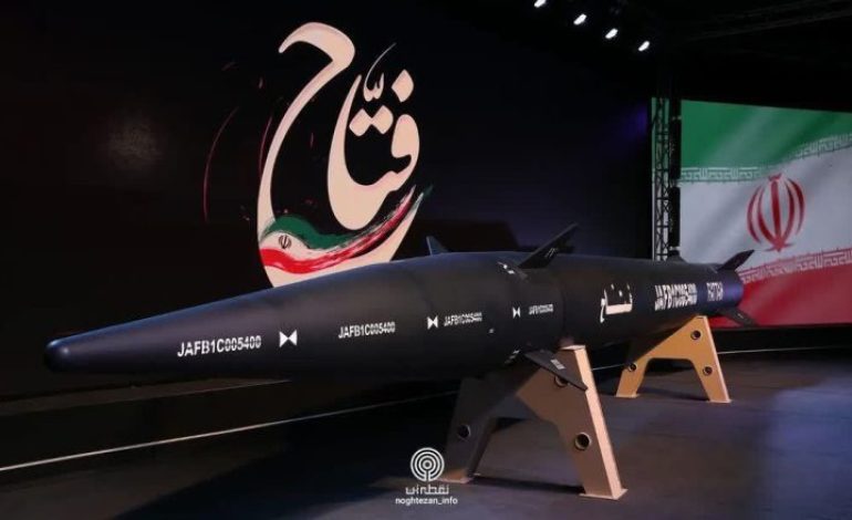 L’Iran dévoile Fattah, son premier missile balistique hypersonique d’une portée de 1.400 km