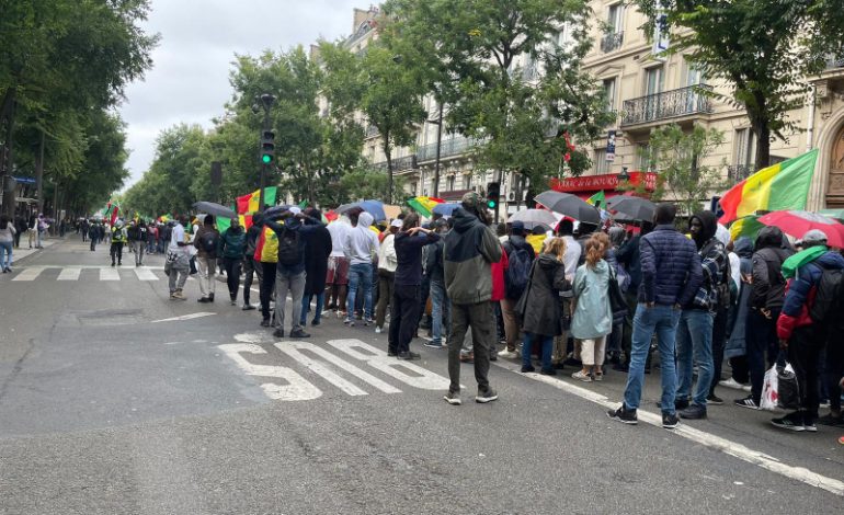 La diaspora sénégalaise manifeste à Paris pour exiger la libération de l’opposant Ousmane Sonko et contre les dérives autoritaires de Macky Sall