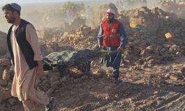 Les recherches continuent après le séisme en Afghanistan, l'aide arrive lentement