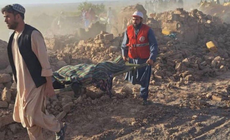 Les recherches continuent après le séisme en Afghanistan, l’aide arrive lentement