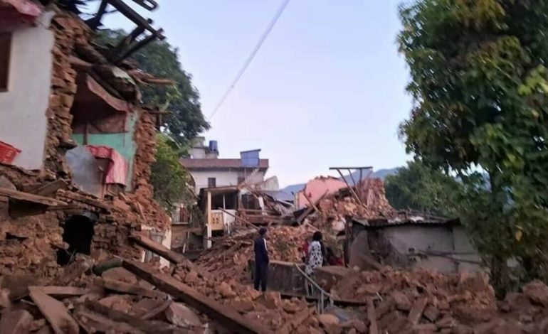 Au moins 132 morts au Népal dans un séisme de magnitude 5,6 à l’extrême ouest du pays