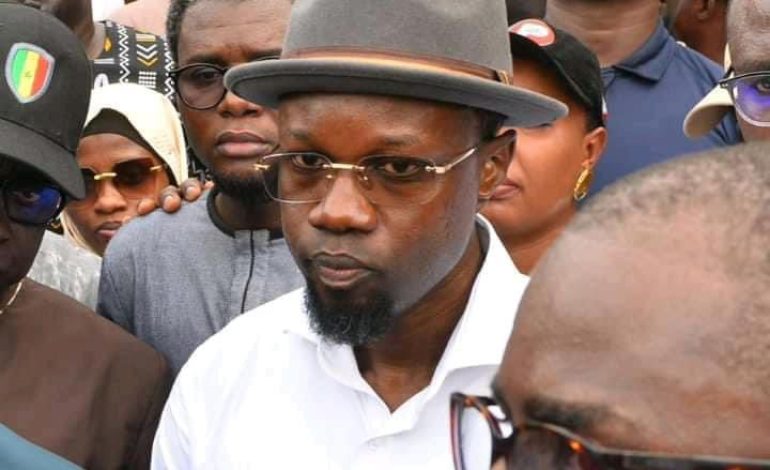 Ousmane Sonko dénonce les attributions illégales de terrain à la plage d’Anse Bernard