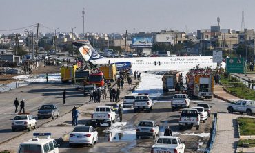 Un avion de ligne finit sa course sur l’autoroute, les passagers sains et saufs
