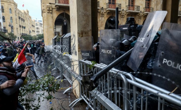 Le Liban s'enfonce jour après jour dans la crise, près de 400 blessés à Beyrouth samedi soir