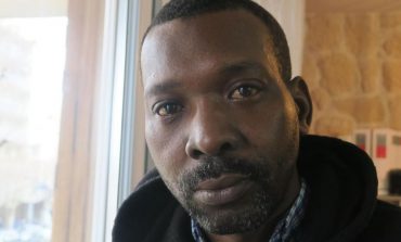 Adama Cissé veut porter plainte contre Catherine Deschateaux, l’auteure de la photo prise à son insu