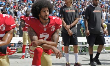 Colin Kaepernick dénonce Kaepernick dénonce les attaques terroristes US contre les Noirs et les Arabes