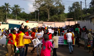 Des centaines de jeunes camerounais manifestent devant l'ambassade de France à Yaoundé après les propos d'Emmanuel Macron