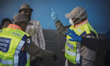 Le coronavirus fait ses deux premiers morts en Afrique du Sud, plongée en confinement
