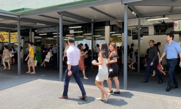 Singapour se résout à fermer écoles et entreprises devant la résurgence du virus