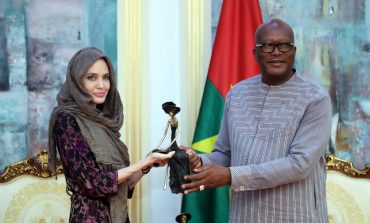 L'actrice américaine Angelina Jolie soutient des réfugiés maliens au Burkina