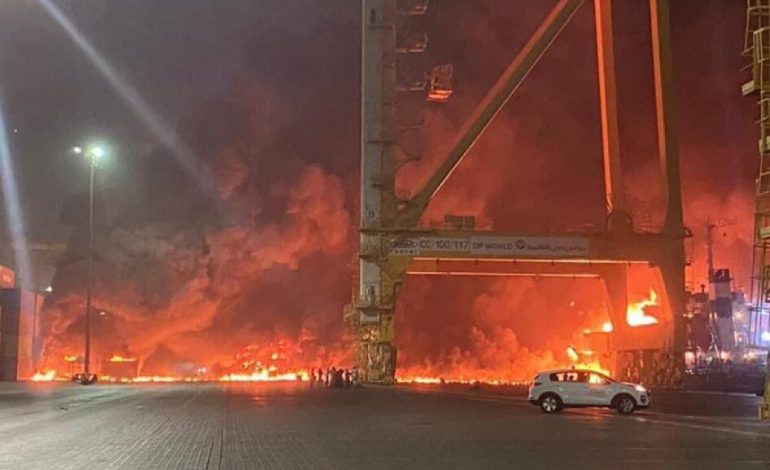 Violente explosion après un incendie dans le port de Jebel Ali