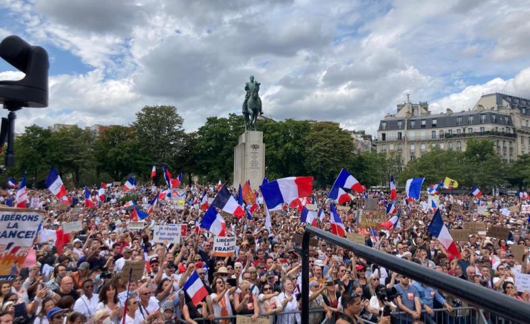 Des manifestations anti-restrictions partout dans le monde