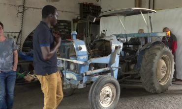 Des agriculteurs solidaires du Millavois dans l'Aveyron retapent des vieux tracteurs pour aider des paysans de la région de Kaolack