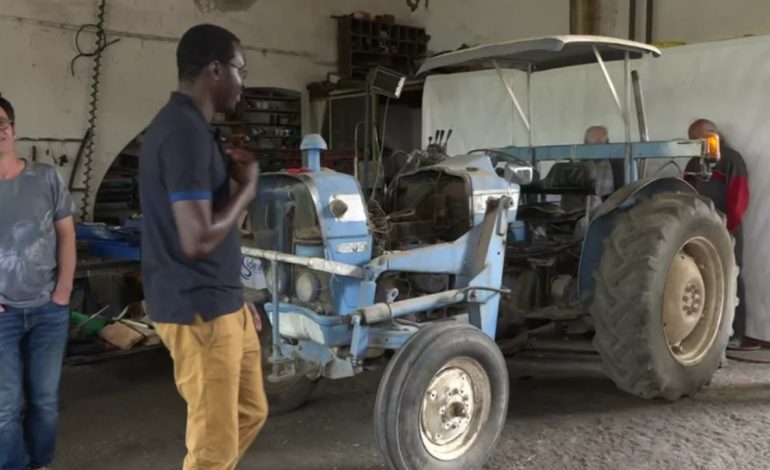 Des agriculteurs solidaires du Millavois dans l’Aveyron retapent des vieux tracteurs pour aider des paysans de la région de Kaolack
