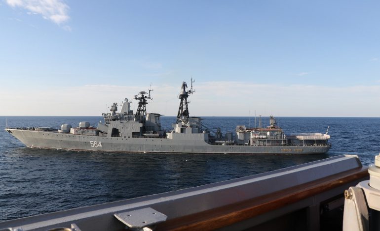 Les navires de guerre russe Admiral Tributs et américain USS Chafee frôlent l’incident en mer du Japon
