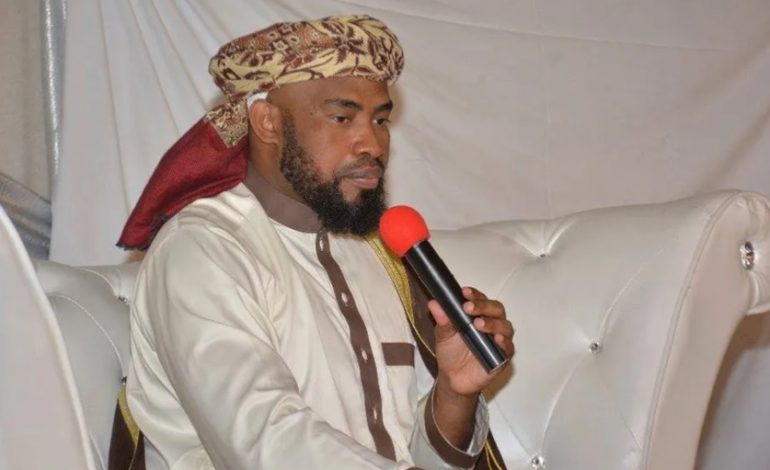 Le prédicateur Djibril, accusé d’escroquerie, arrêté aux Comores