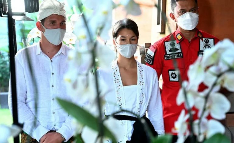Alina Fazleeva, une influenceuse russe et son conjoint expulsés de Bali pour une photo de nu sur un arbre sacré