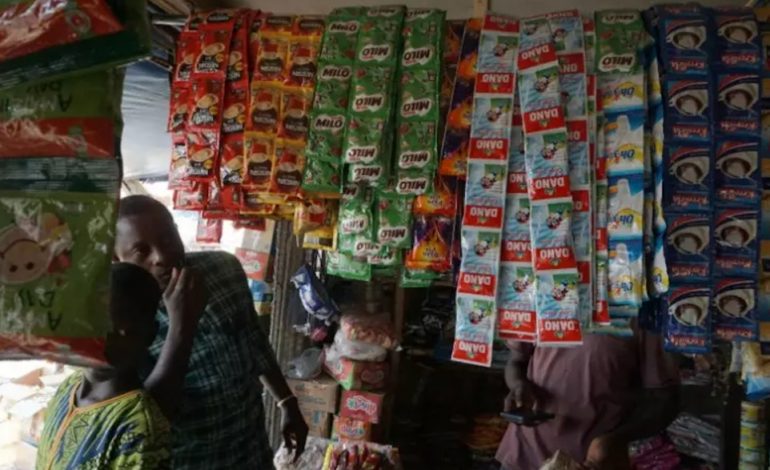 Du café au dentifrice, les Nigérians contraints de tout acheter en minuscule quantité