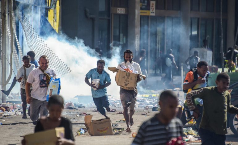 L’armée investit les rues de Port Moresby pour rétablir l’ordre après les émeutes ayant fait 16 morts