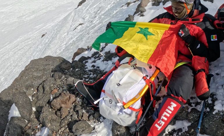 Mohamed Rassoul TOUNKARA plante le drapeau du Sénégal au sommet de la montagne Elbrouz
