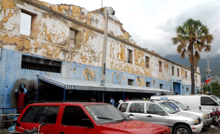 Les gangs prennent d’assaut la prison de Port-au-Prince et libèrent des détenus