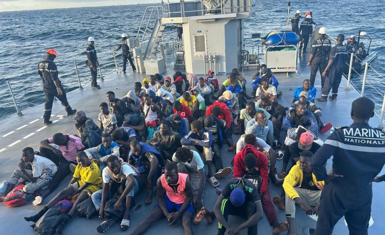 76 migrants ouest-africains interceptés au large de Dakar par le PHM WALO de la Marine Nationale