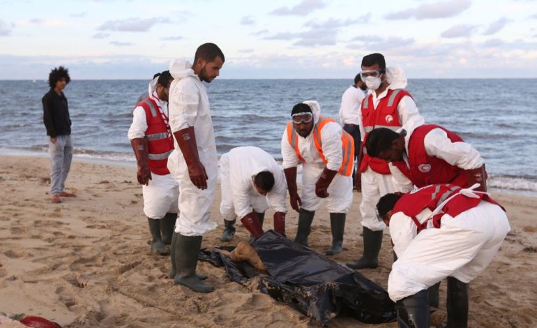 Les garde-côtes tunisiens récupèrent les corps de 20 migrants africains après le naufrage de leur embarcation