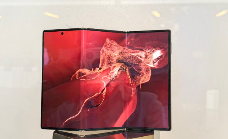 Huawei va lancer le premier téléphone pliable en trois, vendu plus de 1.640.000 FCFA (2500 euros)