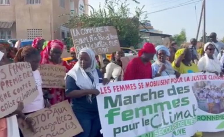 Manifestation des femmes contre la pollution atmosphérique à Dakar
