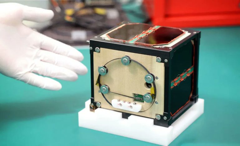 Lancement de LignoSat, le premier satellite en bois